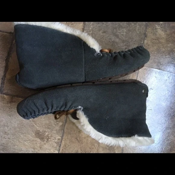 Women’s UGG Collar Moccasin - Picture 3 of 6